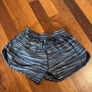 lululemon hotty hot 4” low-rise shorts
